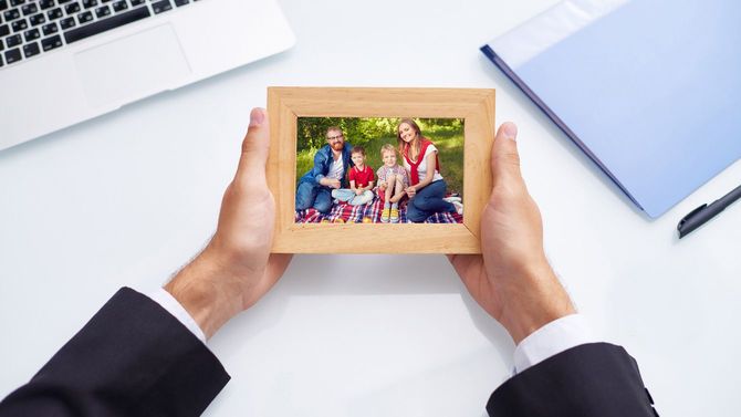 オフィスのデスクには家族写真