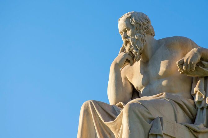 アテネ国立アカデミー前のギリシャの哲学者ソクラテス