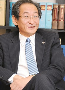 <strong>井上清成●いのうえ・きよなり</strong><br>1981年、東京大学法学部卒業。86年、弁護士登録(東京弁護士会所属)。89年、井上法律事務所開設。2004年、医療法務弁護士グループ代表。病院・診療所の顧問・代理人を務める。著書に『病院法務セミナー よくわかる医療訴訟』など。