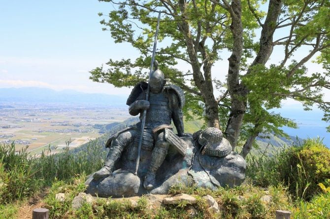 賤ヶ岳砦にたたずむ兵士の銅像