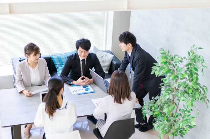 きれいなオフィスで働く若いビジネスパーソンたち