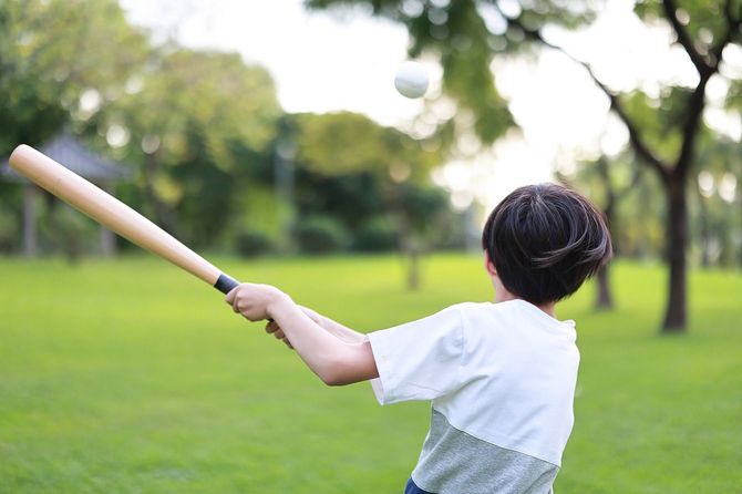 バットを振る子供