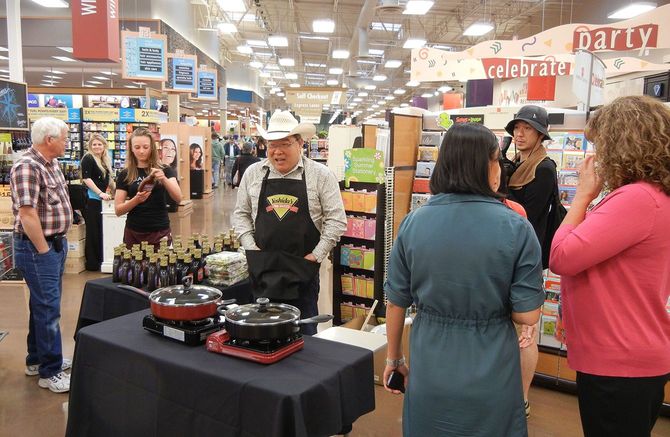 アメリカのスーパーで実演販売する吉田潤喜氏