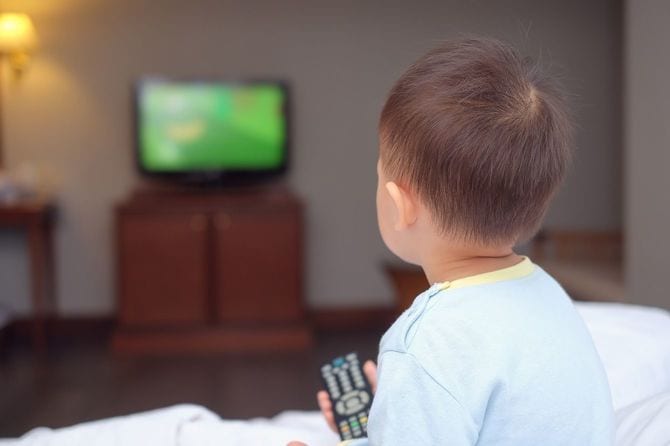 ベッドでテレビを見る幼児