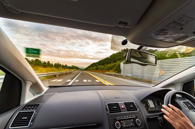 ハイウェイを走る車