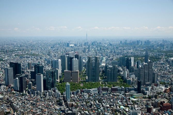 新宿西口の高層ビル群より都内