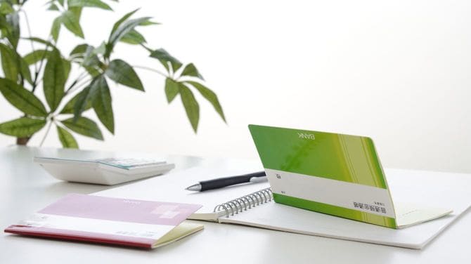 机の上に通帳と電卓