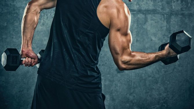 腕力トレーニングを行う男性