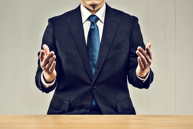 説明するビジネスマン