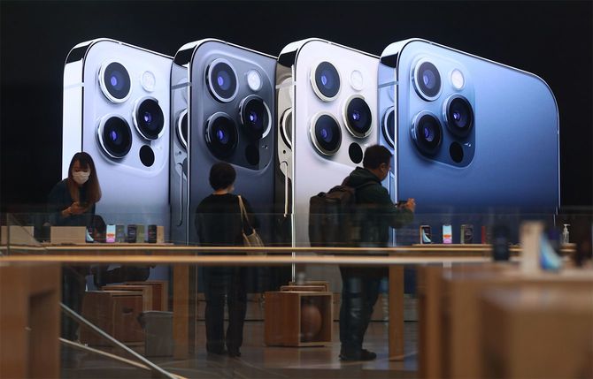 2020年10月23日、米アップルのスマートフォン「iPhone（アイフォーン）」の新型モデル「12」シリーズが発売された。新機種は高速・大容量のデータ通信が可能な次世代通信規格「5G」に対応した初のアイフォーン＝東京都渋谷区のアップル表参道