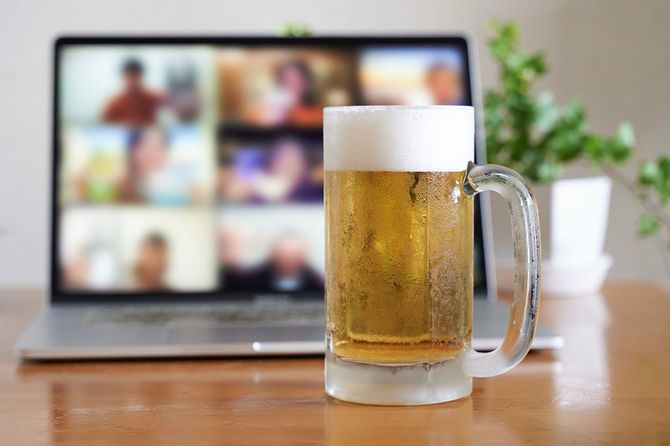 コンピュータを使用したオンライン飲み込みセッションの画像