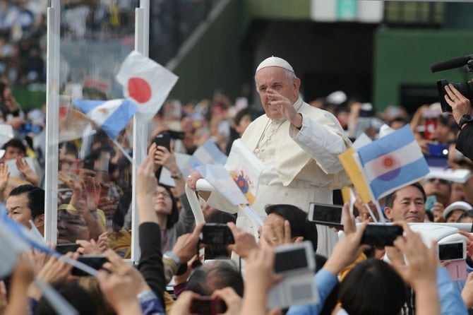 野外ミサの会場に、オープンカーで入場し、参列した信者らの歓迎に応えるフランシスコ・ローマ教皇（中央）＝2019年11月24日、長崎市松山町の長崎県営野球場