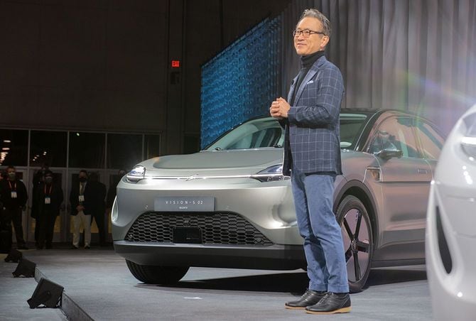 米ラスベガスで開催されたテクノロジー見本市のCESで、ソニーの電気自動車「Vision-S02」を発表する吉田憲一郎CEO