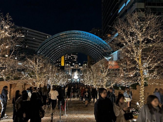 クリスマスイルミネーション期のセンター広場入り口。数多くのカップルで賑わっている。撮影日=2024年12月21日