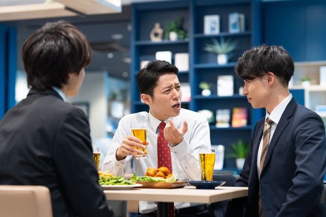 レストランでビールを飲むビジネスマンたち