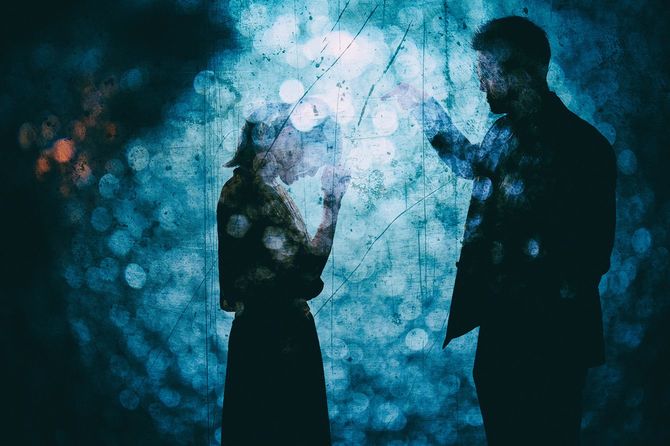 怒っている男性のシルエット