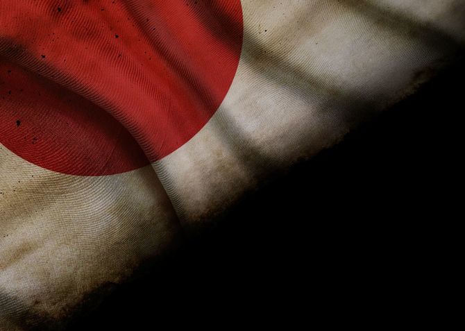 日の丸に影が落ちている