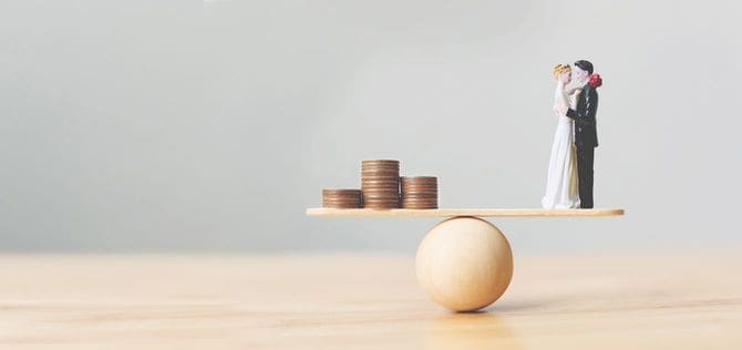 積んで置かれたコインと釣り合いのとれている結婚