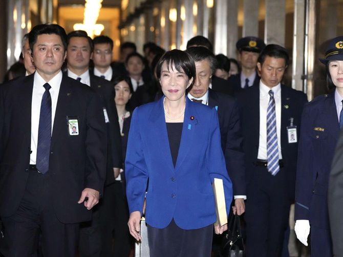 参院本会議での所信表明演説へ向かう高市首相＝2025年10月24日午後