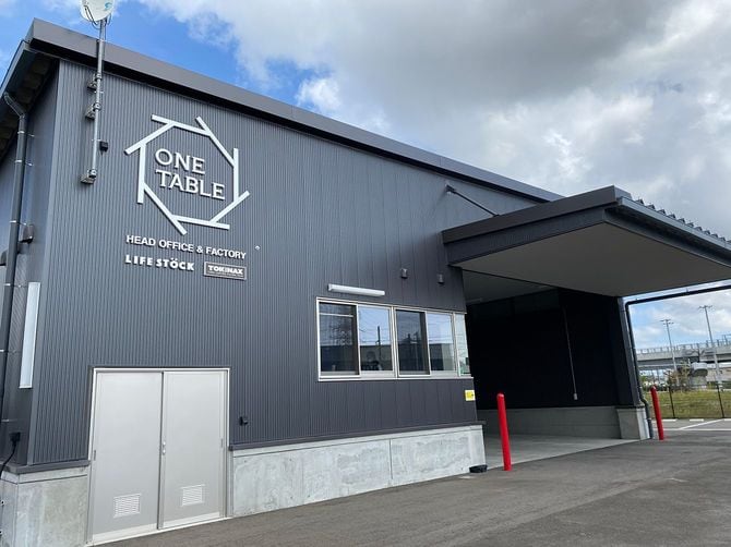 宮城県多賀城市にあるワンテーブルの本社・工場。同社は宇宙航空研究開発機構研究開発機構(JAXA)と共同で防災食と宇宙食の備蓄食材開発にも取り組んでいる