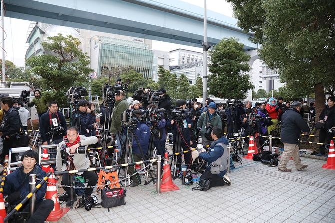 女優の沢尻エリカ容疑者の保釈を取材するために警視庁東京湾岸署前に集まる報道陣ら