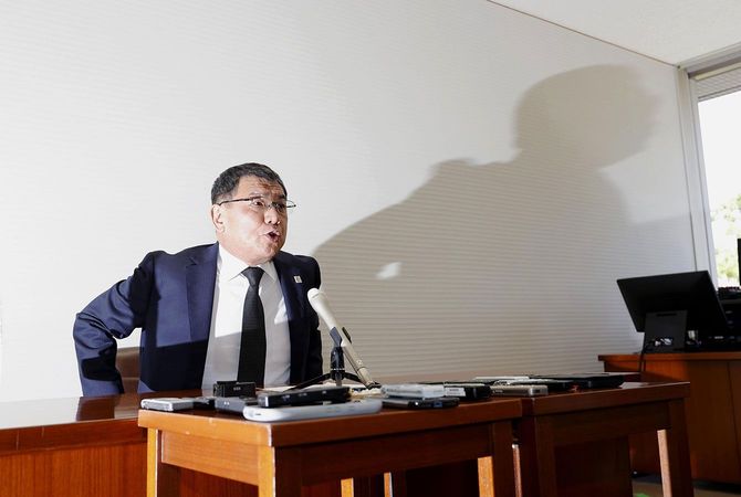 議員辞職願を提出し、記者会見する福岡県議会の中尾正幸副議長＝2026年7月24日午後、福岡市