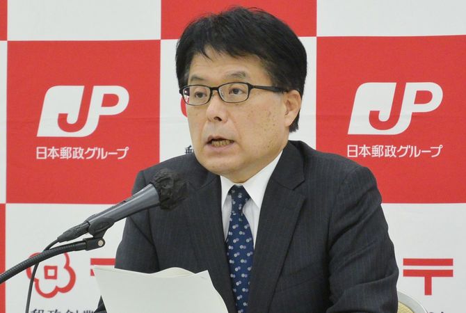 記者会見に臨む日本郵政の増田寛也社長=2021年12月24日午後、東京都千代田区