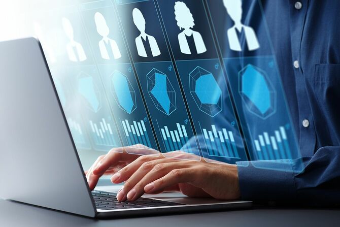 マネージャーはラップトップコンピューターで人事情報を確認