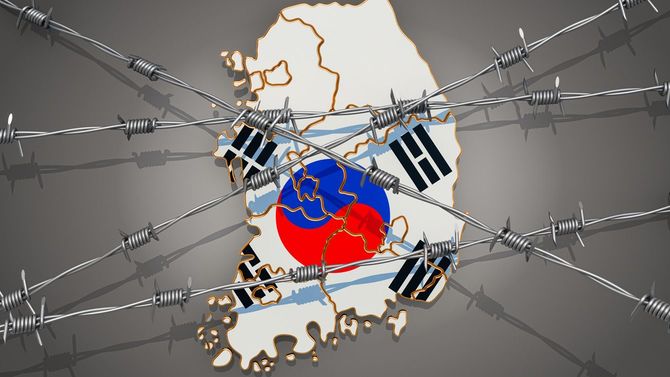 韓国の地図の上に張られた有刺鉄線