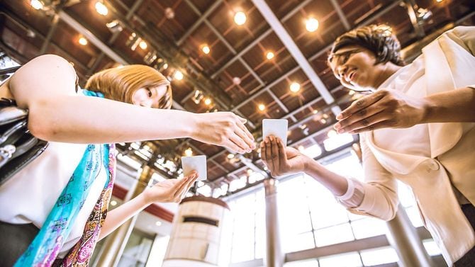 ビジネスウーマン同士で名刺交換