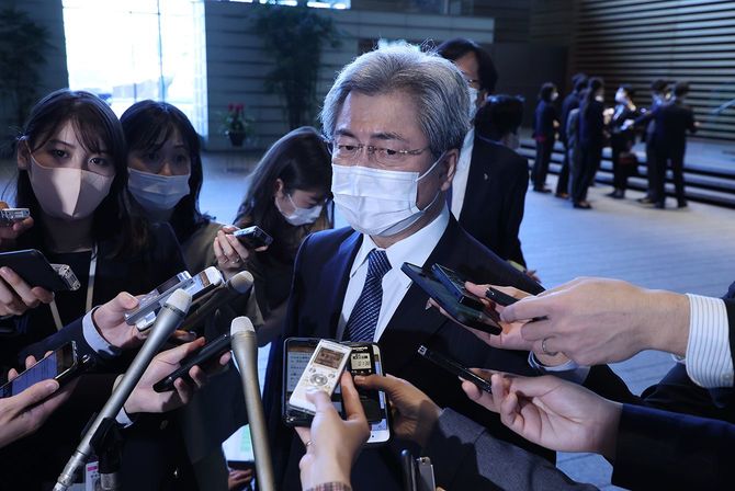 菅義偉首相との会談終了後、記者団の質問に答える日本医師会の中川俊男会長（中央）