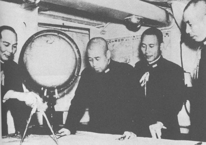山本五十六提督（中央）と海軍将校たち。1940年頃、戦艦長門にて撮影