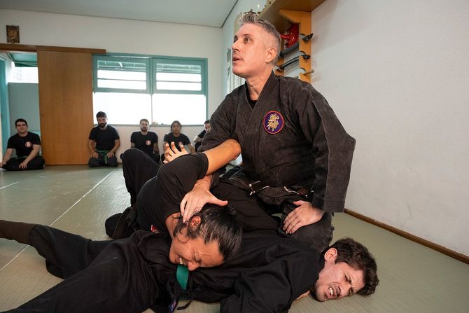 悶絶しつつも師範の下敷きにされどこか嬉しそう