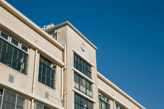 日本の高校のファサードの建物
