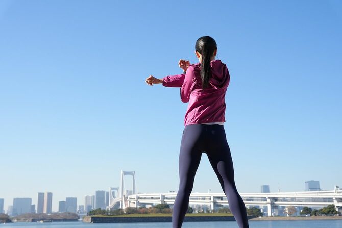 海辺で運動をしている若い女性