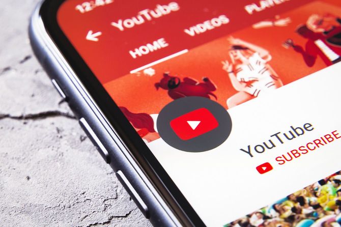 YouTubeの画面が表示されたスマホ