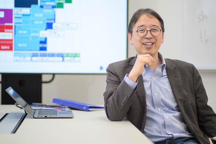 英語塾「J PREP」代表取締役CEO 斉藤 淳氏 上智大学外国語学部英語学科卒業、イェール大学大学院政治学専攻博士課程修了。イェール大学助教授を経て帰国、2012年に英語塾「J PREP」を起業。自ら授業、教材開発、進路指導を担当し、数多くの生徒を国内外の有名校・難関大へと送り出す。著書に『1億人の英語習得法 日本人が最短ルートで英語をマスターする方法』（SB新書）、『斉藤先生！ 小学生からの英語教育、親は一体何をすればよいですか？』（アルク）、『ほんとうに頭がよくなる 世界最高の子ども英語』（ダイヤモンド社）、『アメリカの大学生が学んでいる本物の教養』（SBクリエイティブ）など多数。