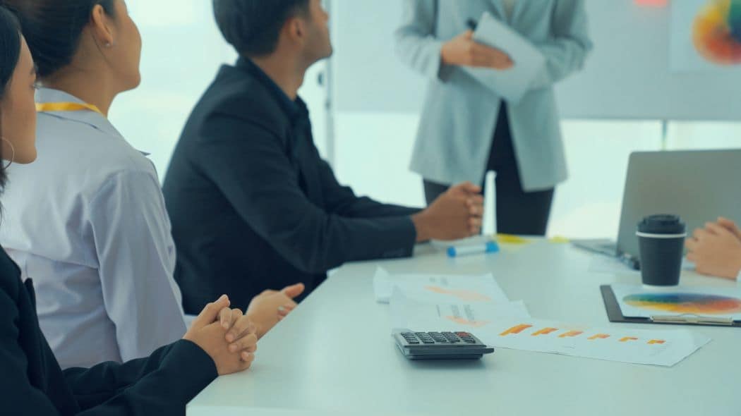 週次会議を開催するのに最も効率がいいのは何曜日か…仕事の｢滞り｣をなくす会議日のベストタイミング まもなく週末という｢締め切り効果｣を働かせる