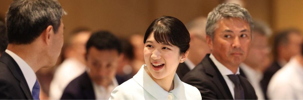 愛子さまは珍しくロングヘアをフェミニンに…新潟ご訪問で颯爽ホワイト&ライトブルーのスーツに込められた思い コロナ感染で滋賀ご訪問は取りやめに