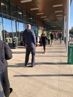 スーパーの行列。店内の人数制限があり、そのため2メートルおきの距離を保って列を作って待っている。(写真提供=堀井光俊教授)