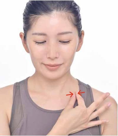 鎖骨の真ん中を寄せて引っ張る