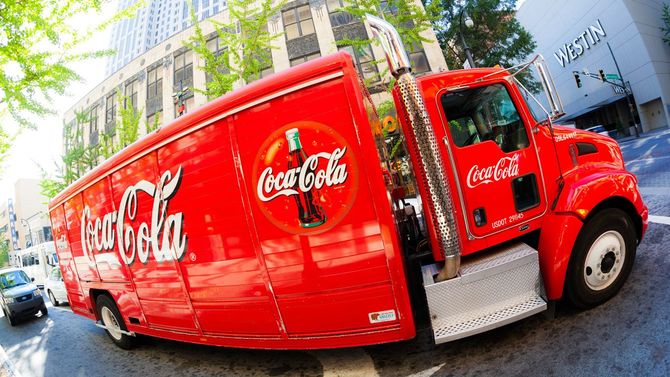 アトランタの街で停車中のコカ・コーラトラック