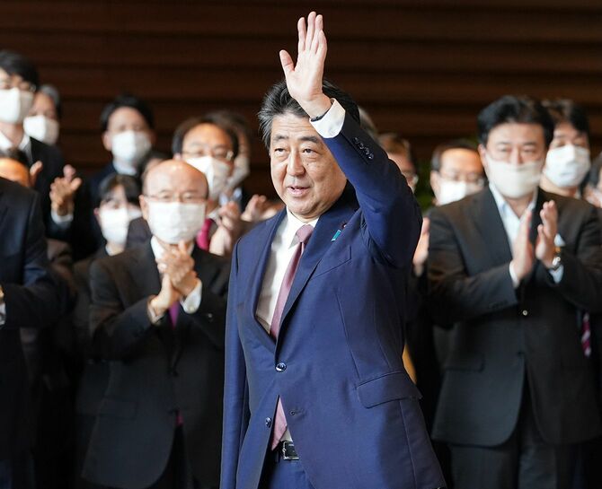首相官邸を去る際に、手を振る安倍晋三首相＝2020年9月16日、東京・永田町