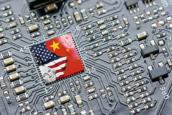 マイクロチップ上の米国と中国の国旗