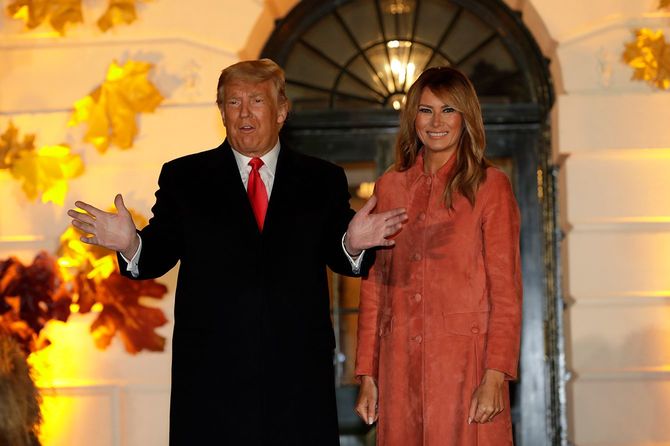 10月25日、ホワイトハウスのハロウィン・イベントに姿を見せたドナルド・トランプ米大統領（左）とメラニア婦人