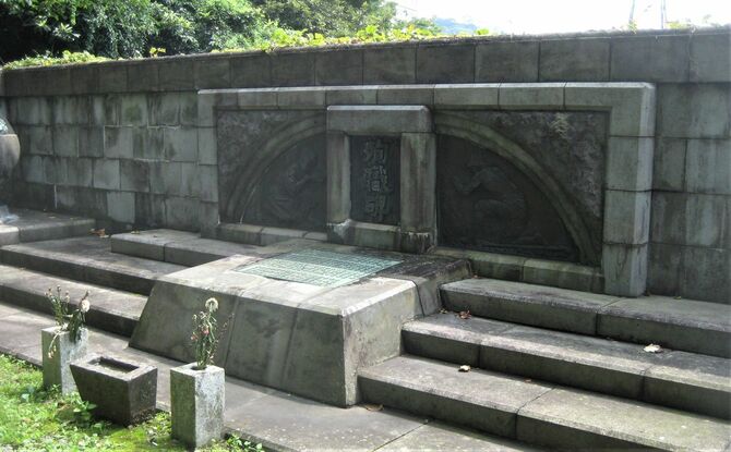 67人の犠牲者を悼む殉難碑。丹那トンネル熱海口の真上に設置されている（＝熱海市）
