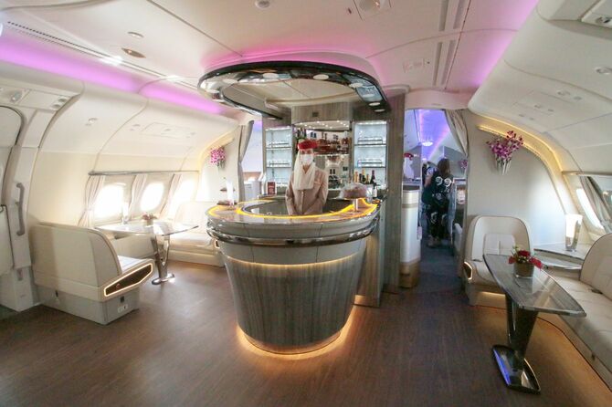 エミレーツ航空A380機内のラウンジとバーカウンター