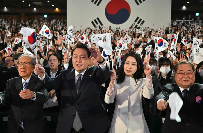 尹錫悦（ユン・ソンニョル）大統領（中央左）と金建希（キム・ゴンヒ）夫人（中央右）