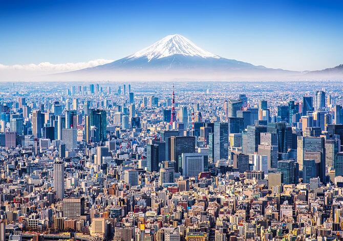 富士山を背景にした東京の都市風景