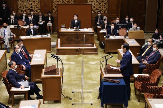党首討論で菅義偉首相（左端）に質問する立憲民主党の枝野幸男代表（中央右）＝2021年6月9日午後、国会内